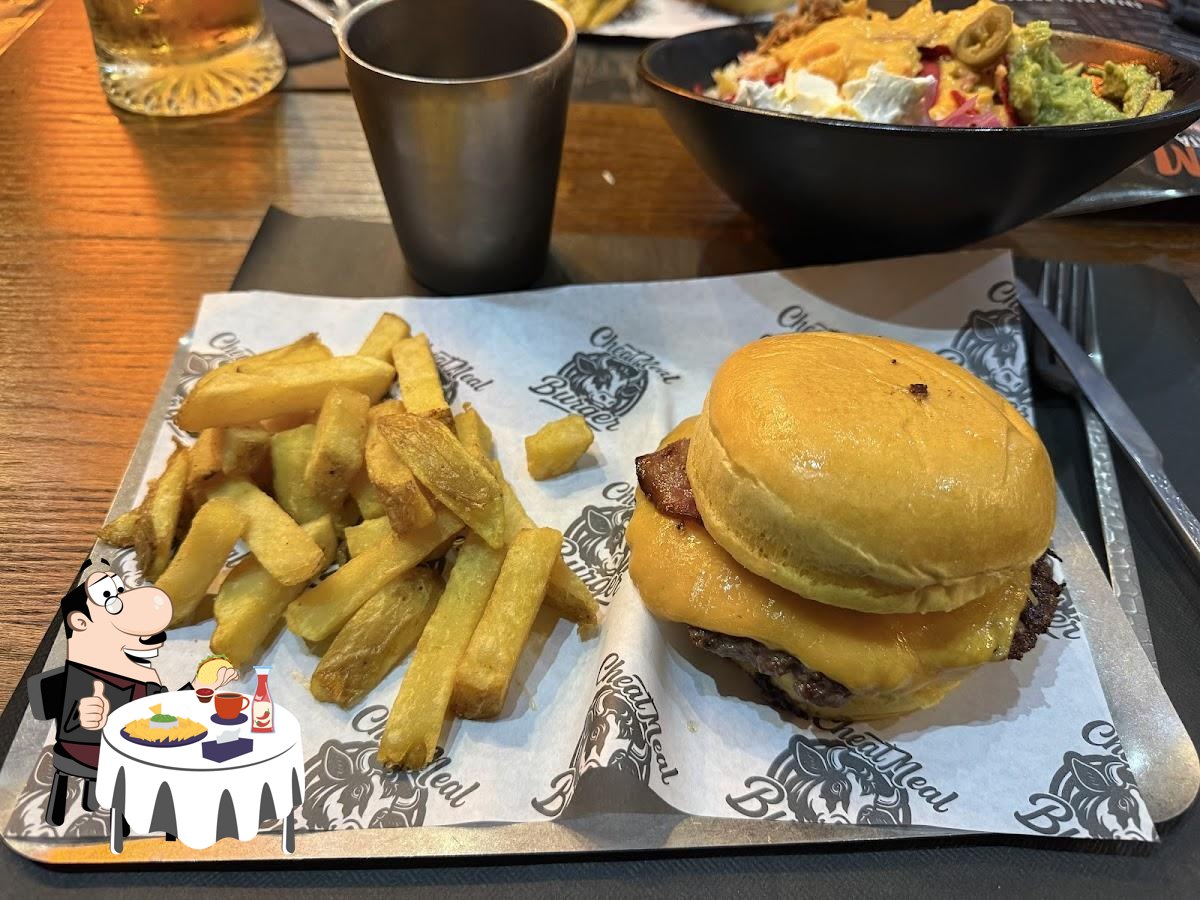Hamburguesa y patatas de Cheat Meal Burger en una foto real